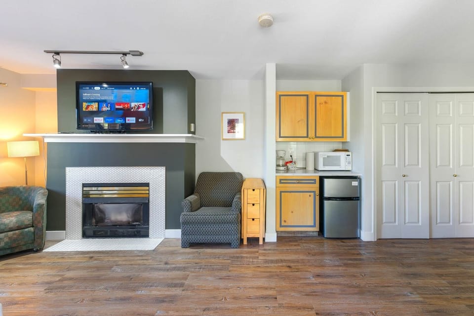Unit 208B Kitchenette (Microwave + Mini Fridge)