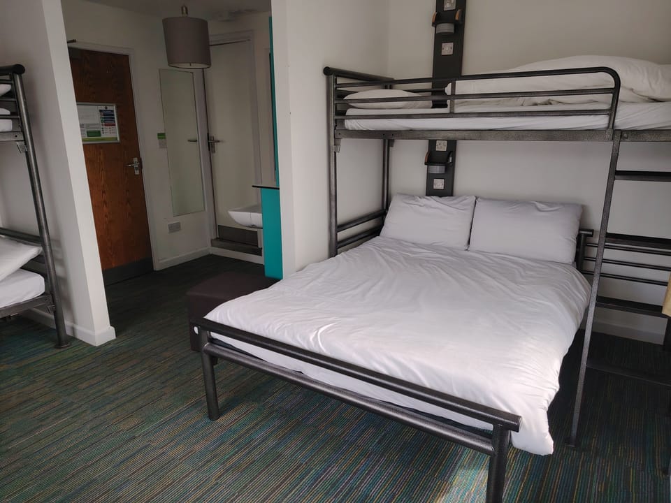 Room (5 Bed Double Private Ensuite) | Bed sheets, wheelchair access