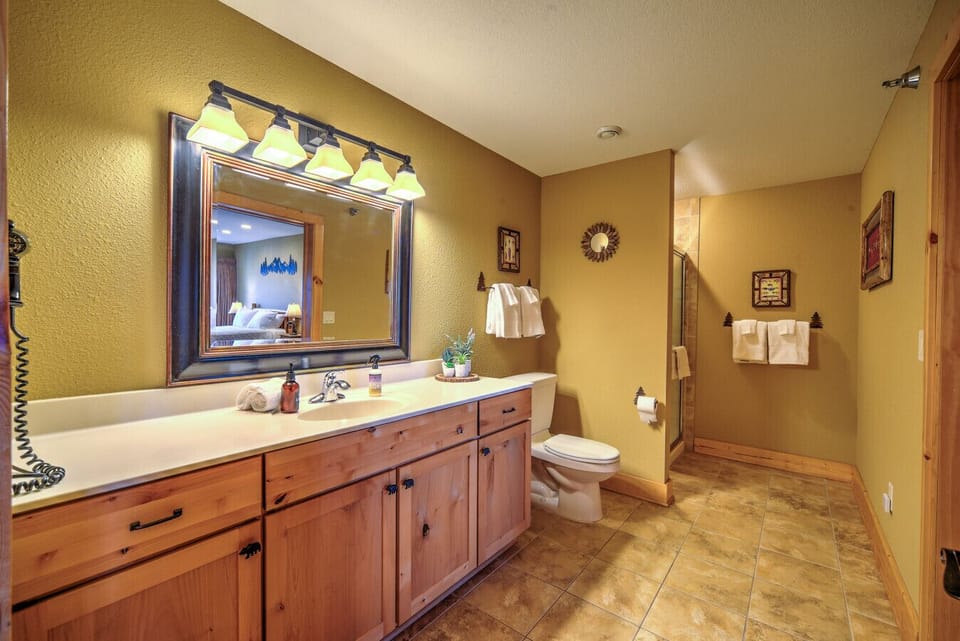 En-Suite Bathroom 1 | Towels & Hair Dryer Provided