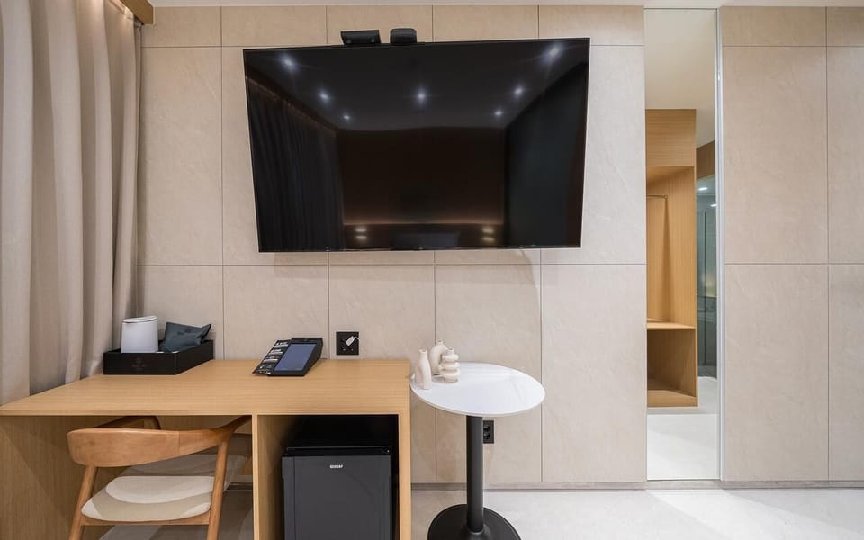 Signature Double Room | Desk, blackout drapes, soundproofing, free WiFi