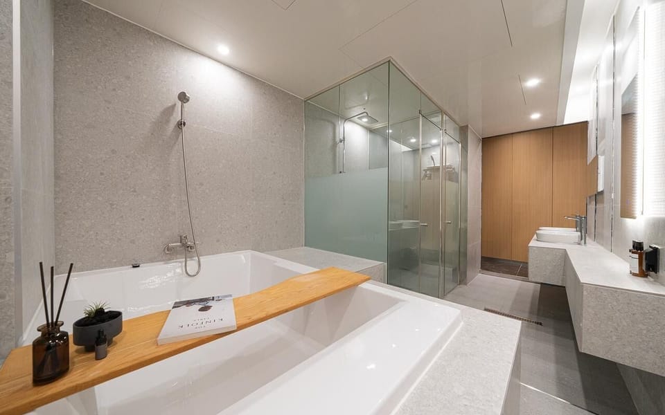 Royal Studio Suite | Bathroom | Hair dryer, bathrobes, bidet, towels