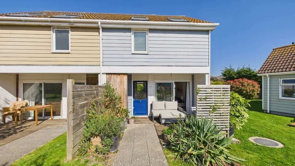 A charming and modern 2-bedroom holiday cottage located in the peaceful West Bay area of Yarmouth.