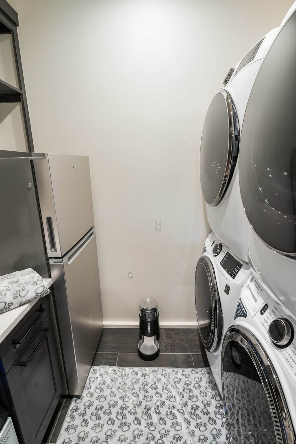 Laundry, gear drop, and a cozy corner for the pups—everything’s got its place.
