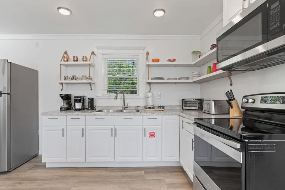 Signature House, Fireplace | Private kitchen | Fridge, microwave, oven, stovetop