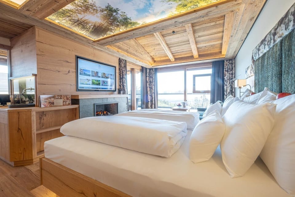 Suite | Minibar, iron/ironing board, free WiFi, bed sheets