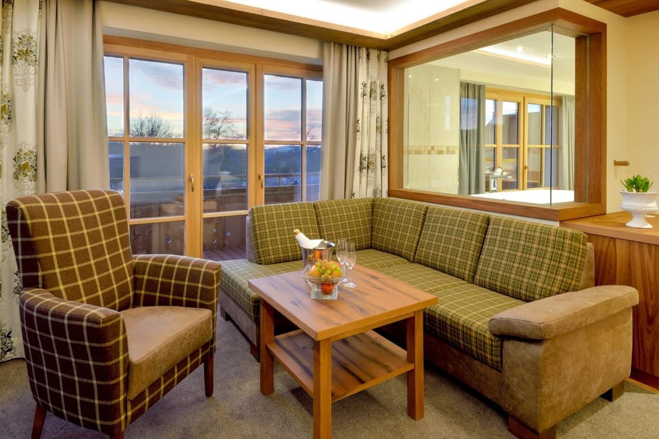 Suite | Minibar, iron/ironing board, free WiFi, bed sheets
