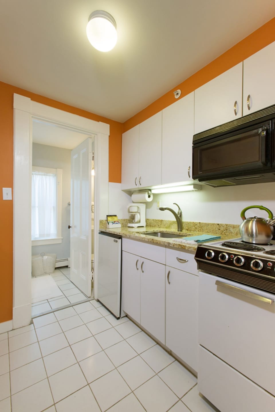 Coffee/tea maker, fridge, microwave
