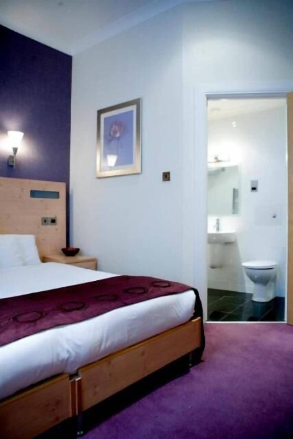 Premium bedding, iron/ironing board, free WiFi, bed sheets