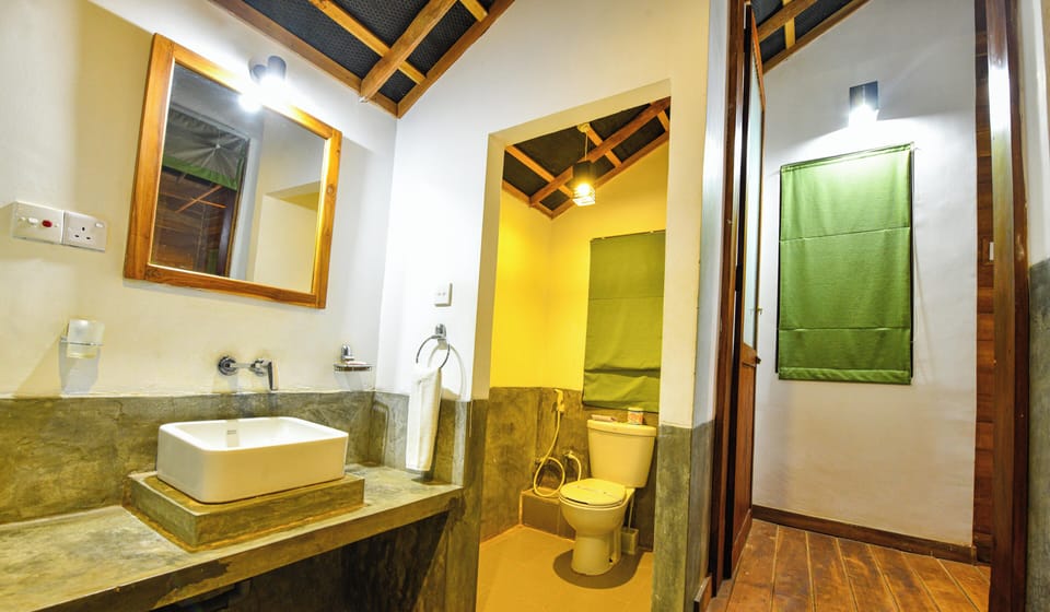 Tree Cottage | Bathroom | Shower, hair dryer, slippers, bidet