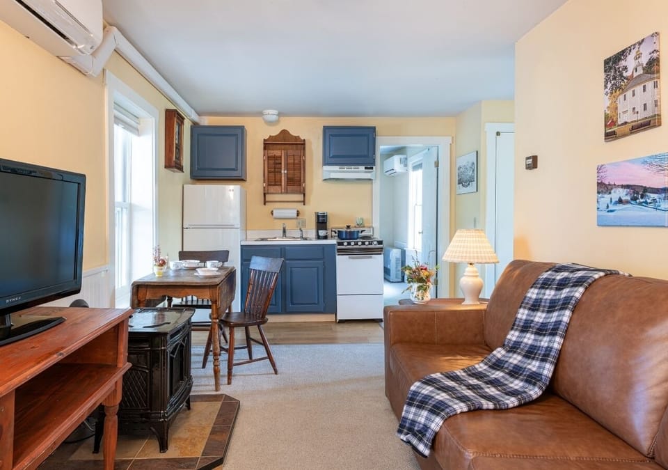 Deluxe Suite, 2 Bedrooms (Room #9) | Living area | Books