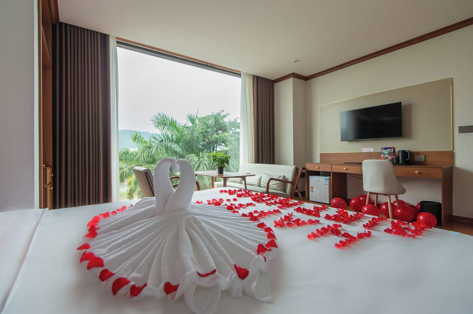 Deluxe Double Room Single Use, 1 King Bed, Air conditioning, City View | Soundproofing, free WiFi, bed sheets