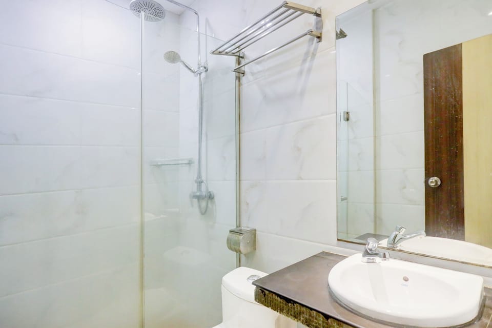 Standard Suite, 1 Double Bed | Bathroom | Shower, towels, soap, shampoo