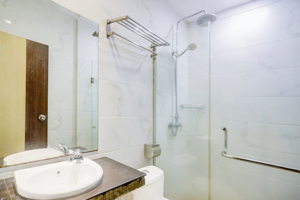 Deluxe Twin Room | Bathroom | Shower, towels, soap, shampoo