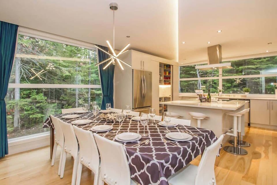 Salle à manger ouverte / Open dining room