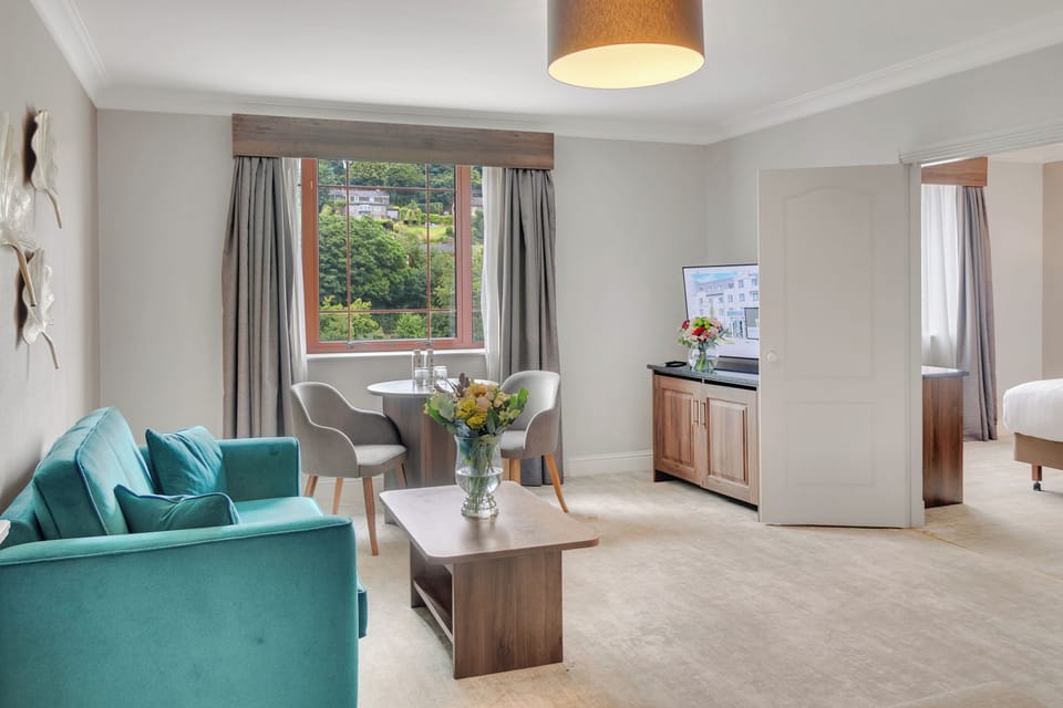 Junior Suite | In-room safe, desk, laptop workspace, blackout drapes