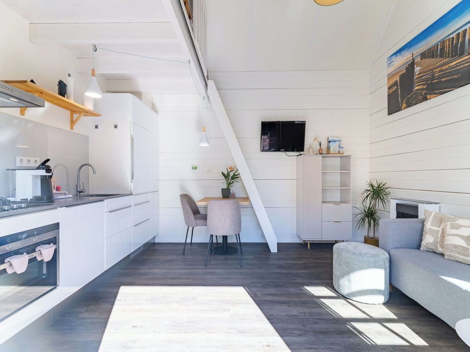 Wood, Flooring, Furniture, Wood Flooring, Floor, Interior Design, Hardwood, Apartment, Ceiling, Living Room
