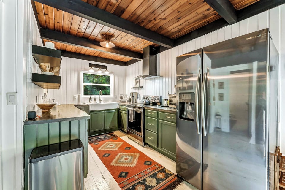Welcome to our modern kitchen, featuring a comprehensive range of appliances including a stove with a hood range, refrigerator, oven, dishwasher, microwave, toaster, and coffee maker — everything you need to whip up delicious meals!