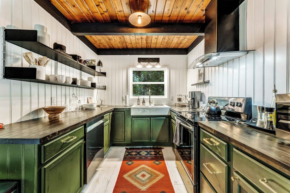 Discover our sleek, contemporary kitchen, fully equipped with everything you need to unleash your culinary creativity!