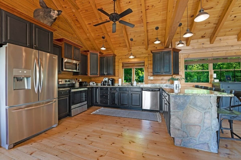 Complete kitchen amenities!