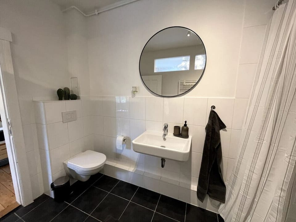 Apartment, 2 Bedrooms (262761) | Bathroom | Towels, soap, toilet paper