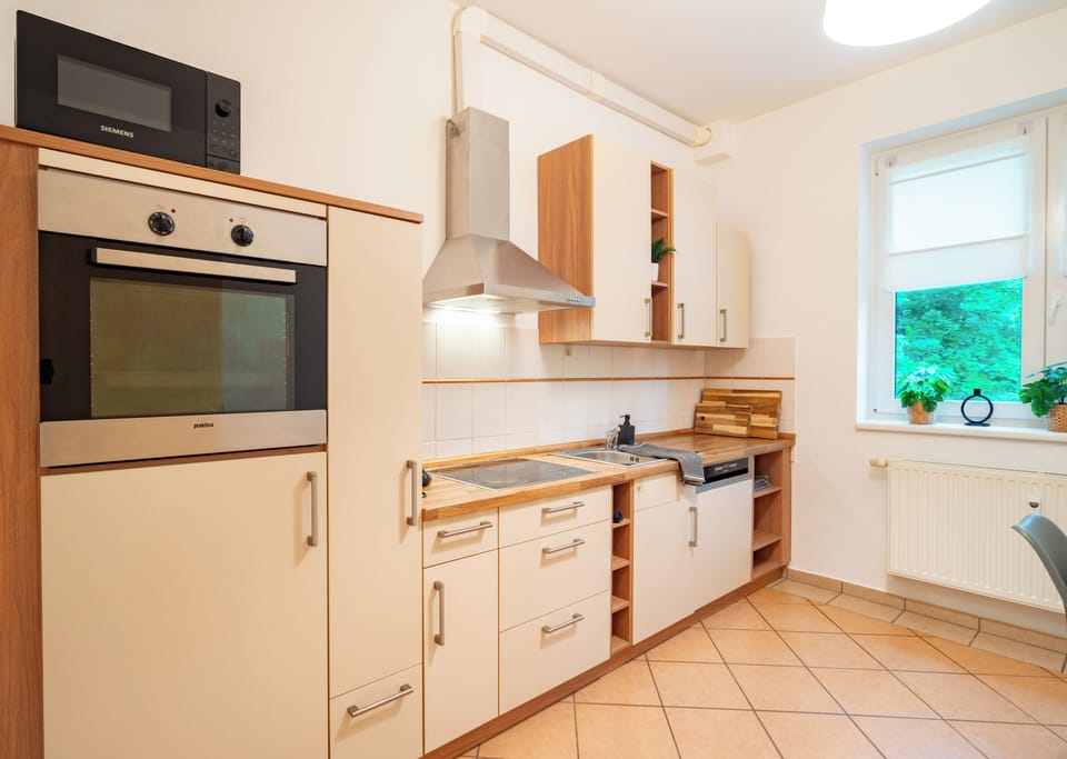 Apartment, 2 Bedrooms (287998) | Private kitchen | Full-size fridge, microwave, oven, coffee/tea maker