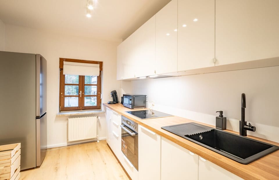 Apartment, 1 Bedroom (329112) | Private kitchen | Coffee/tea maker, dining tables