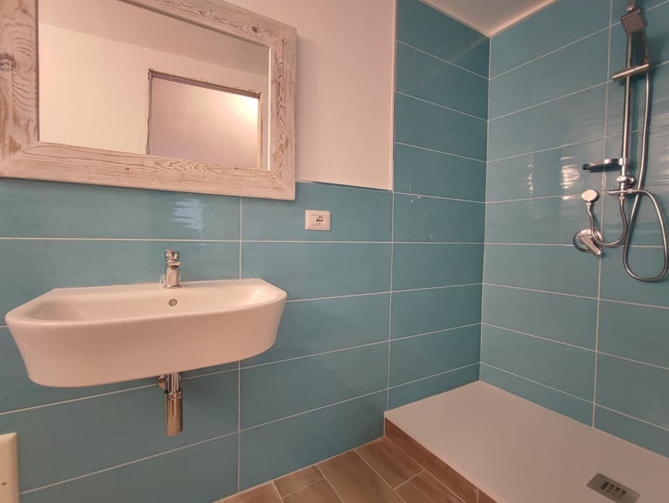 Shower, towels, soap, shampoo