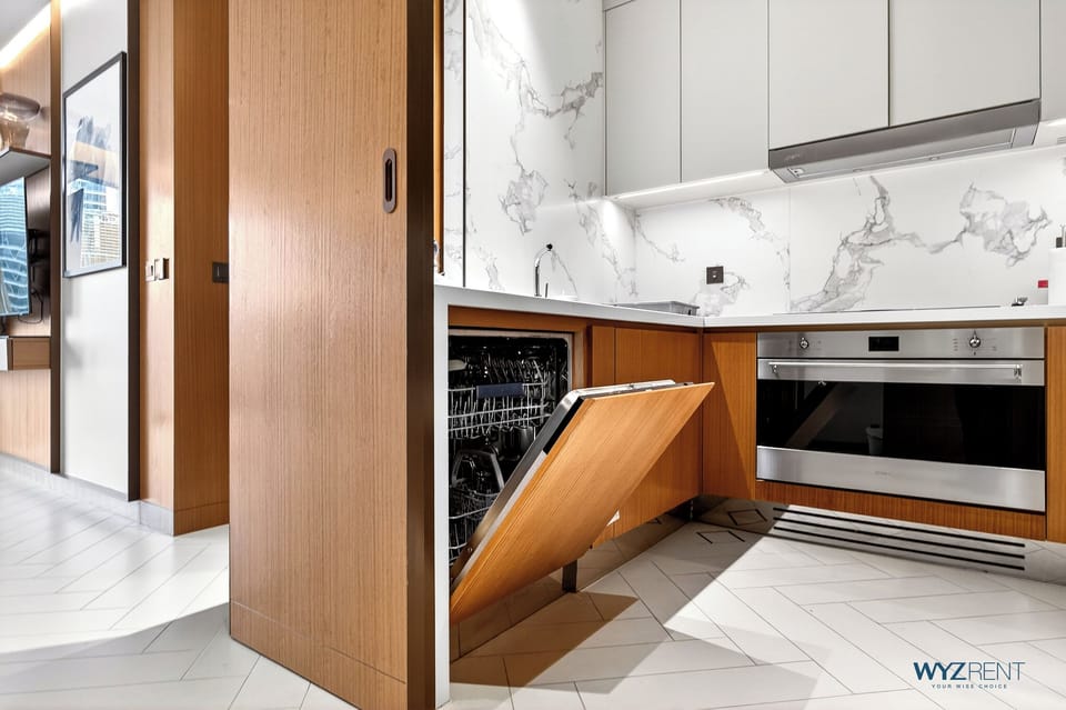 Full-size fridge, microwave, oven, stovetop