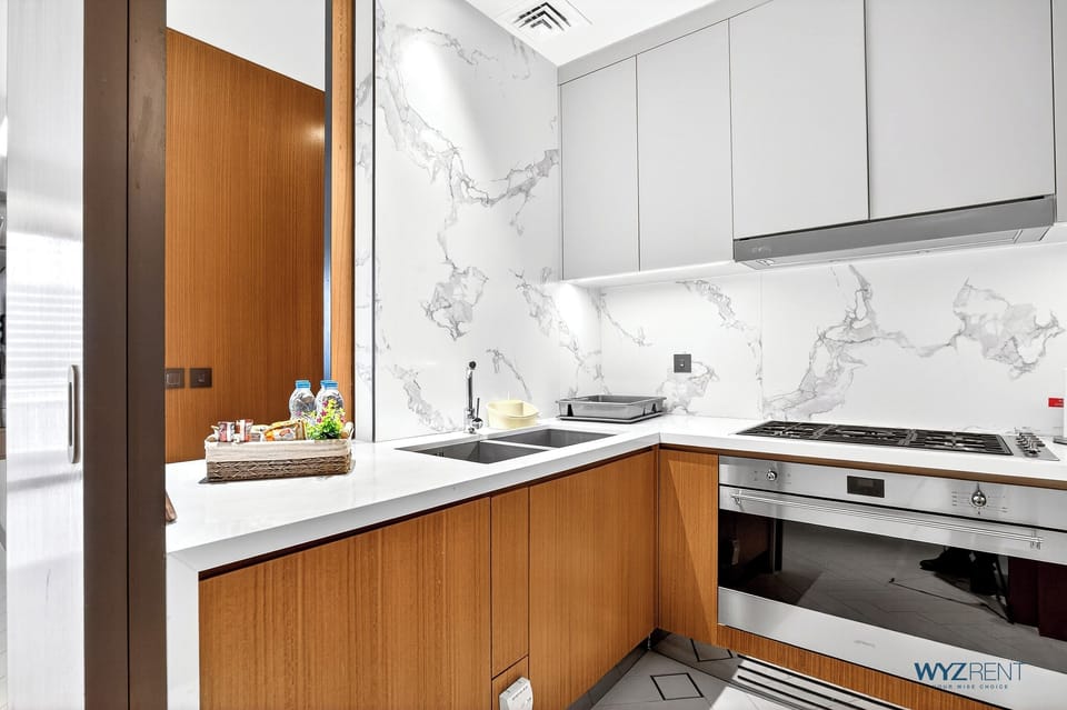 Full-size fridge, microwave, oven, stovetop
