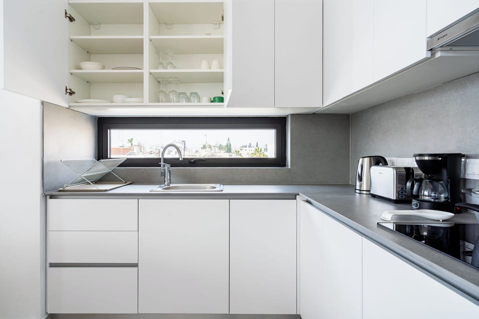 Solara 201 | Private kitchen | Full-size fridge, microwave, oven, stovetop