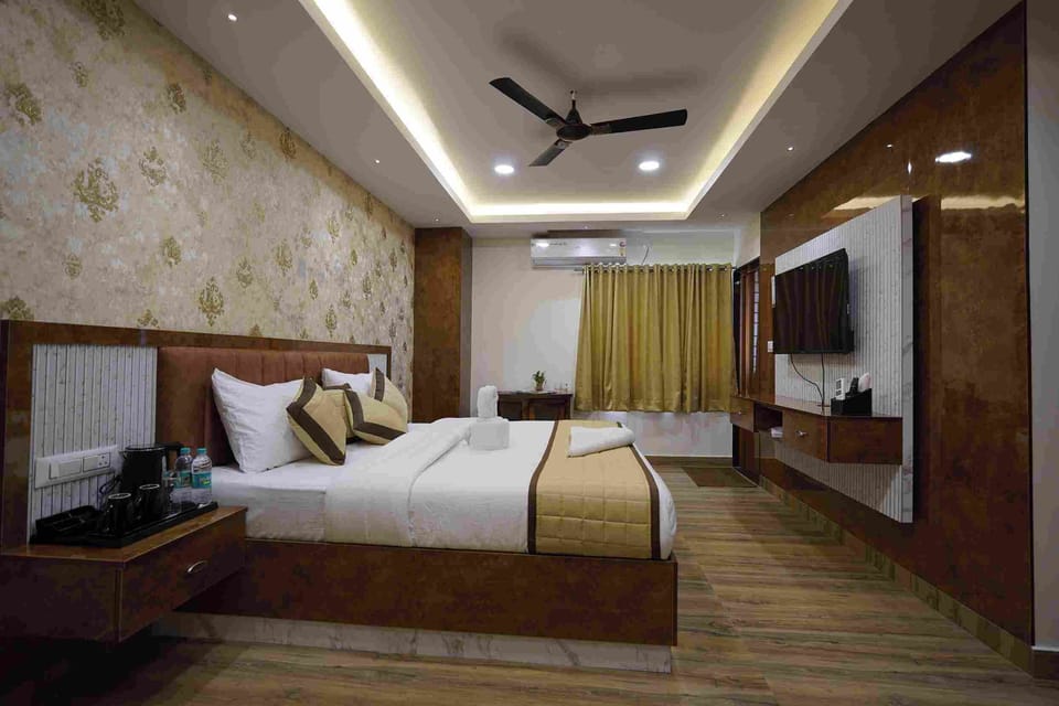 Deluxe Single Room | Living area | 32-inch LED TV with cable channels