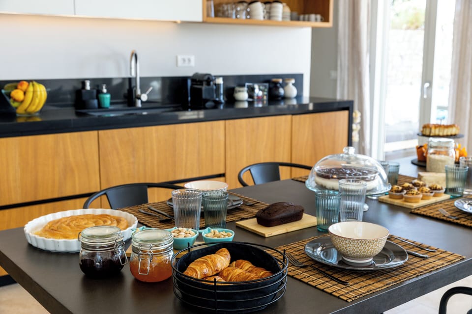 Fully equipped kitchen & Breakfast preparation