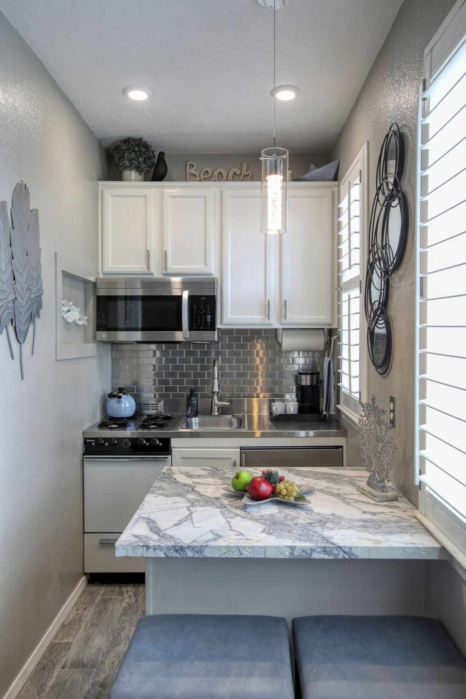 Enjoy the only studio condo at Pacific Plaza Resort with a full compact kitchen! Equipped with a microwave, stovetop, oven, mini refrigerator, K-Cup coffee maker, and dishware, it’s perfect for whipping up quick bites or cozy meals after a day at the beach.