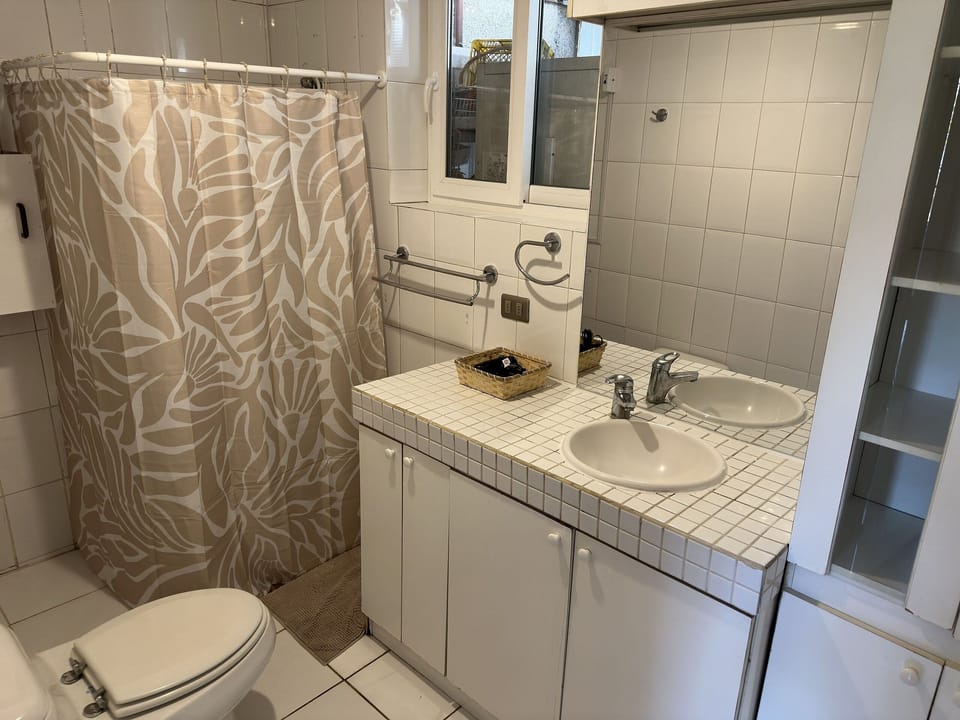 House | Bathroom | Hair dryer, towels, toilet paper