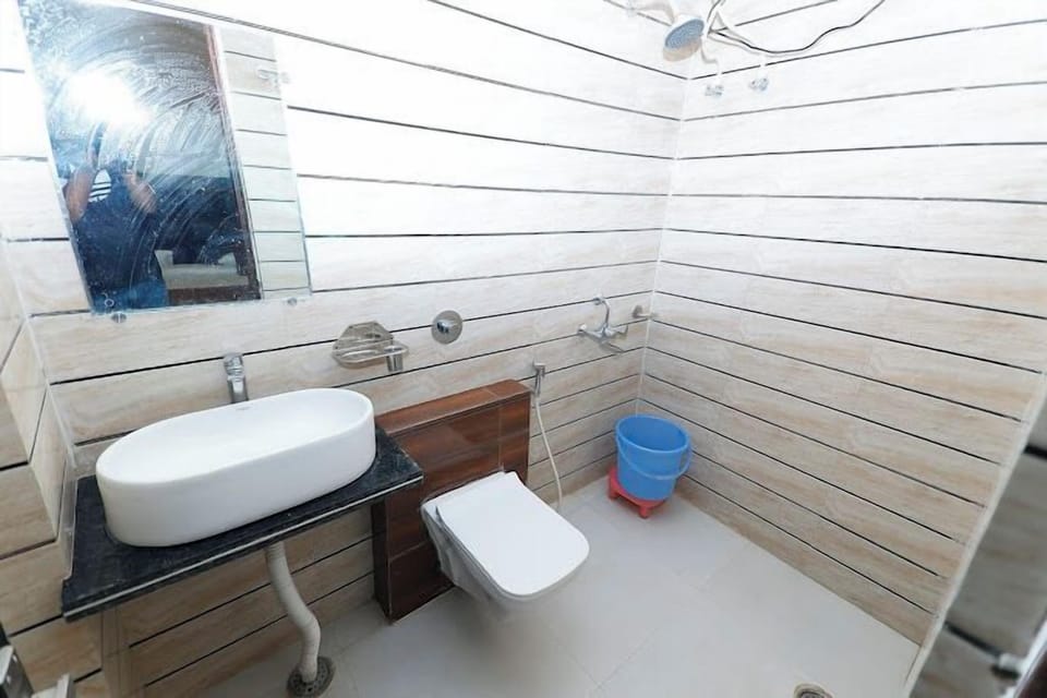 Deluxe Triple Room | Bathroom