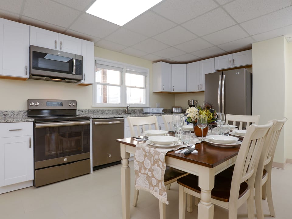 Family Apartment, 2 Bedrooms | Room service - dining