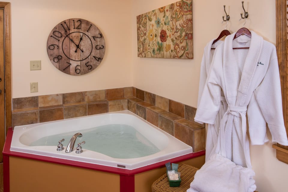 Annie's Galena Cottage | Premium bedding, individually decorated, individually furnished