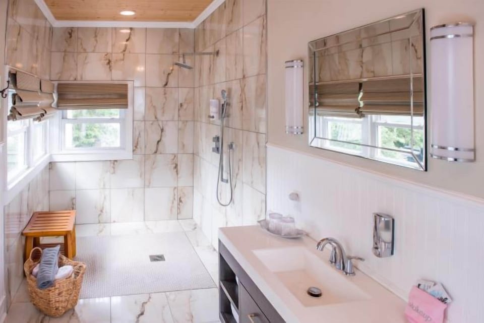 Queen Anne Suite  | Bathroom | Shower, free toiletries, hair dryer, bathrobes