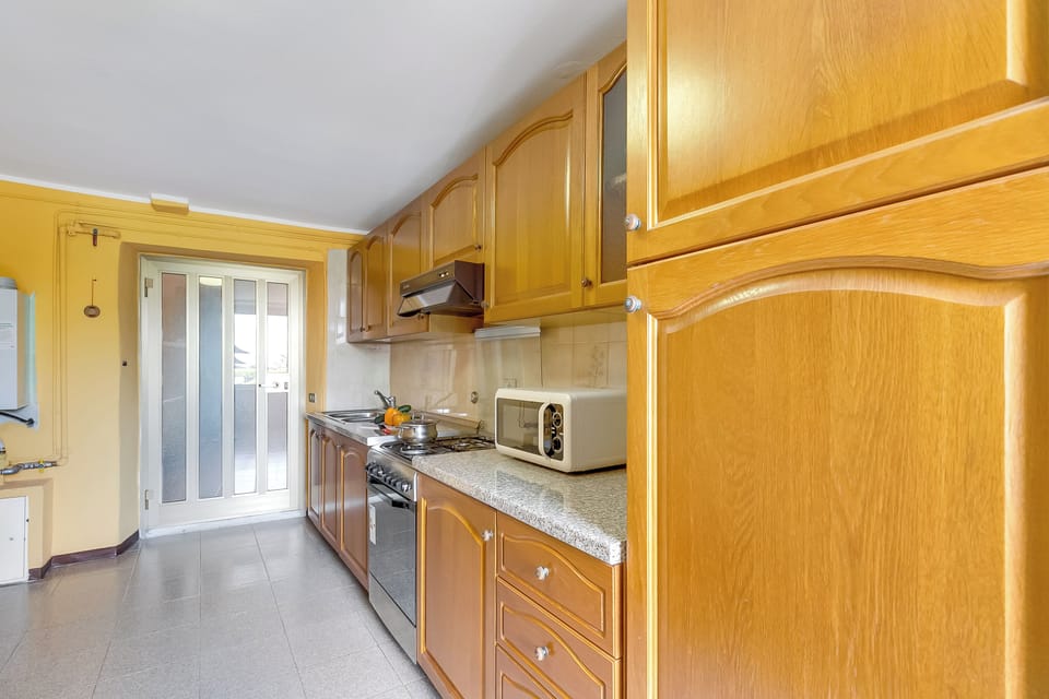 Family Apartment, Multiple Bedrooms (Old Pella 100m to Orta Lake) | Private kitchen | Fridge, microwave, oven, stovetop