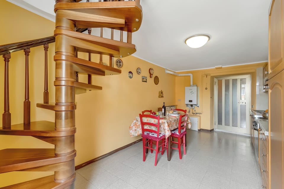 Family Apartment, Multiple Bedrooms (Old Pella 100m to Orta Lake) | Dining