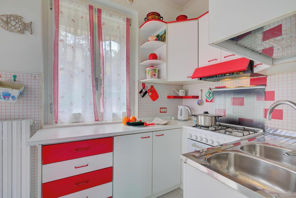 Family Apartment, 1 Bedroom, Balcony, Mountainside (Lorenza Rooftop Lake View Stresa) | Private kitchen