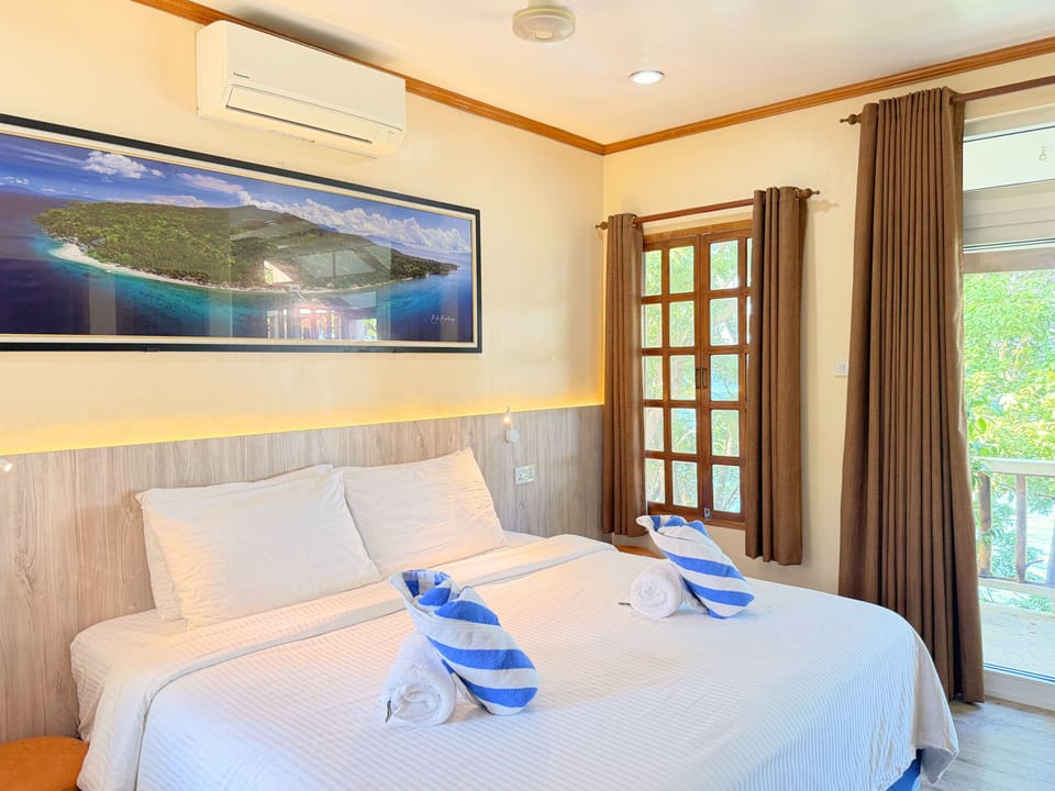 Room, Sea View | Minibar, in-room safe, desk, blackout drapes