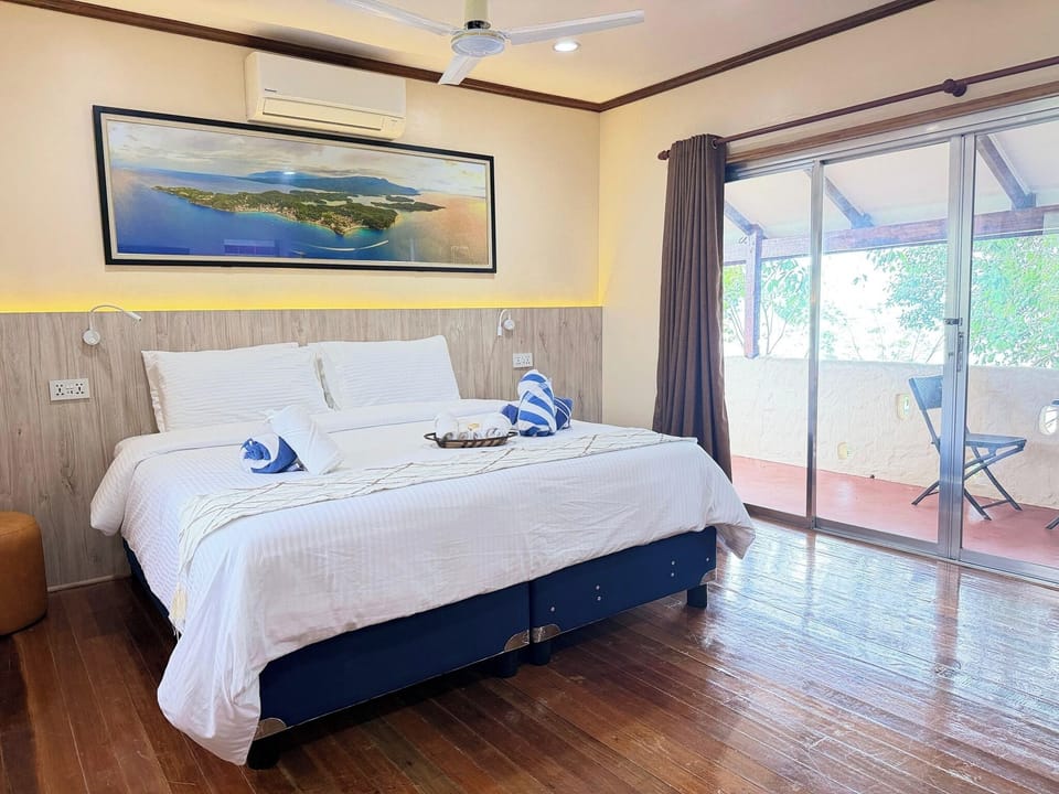 Room, Sea View | Minibar, in-room safe, desk, blackout drapes