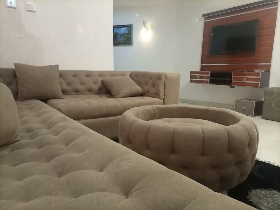 Economy Room, Balcony, City View | Living area