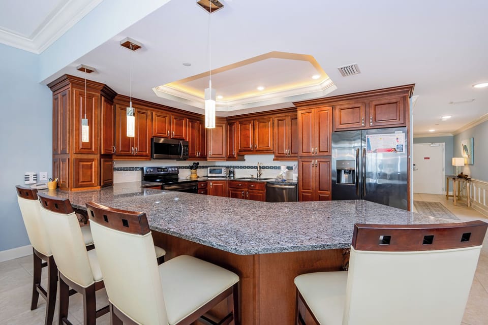 Wake up with morning coffee at the breakfast bar and get ready for a beach day in this stylish space
