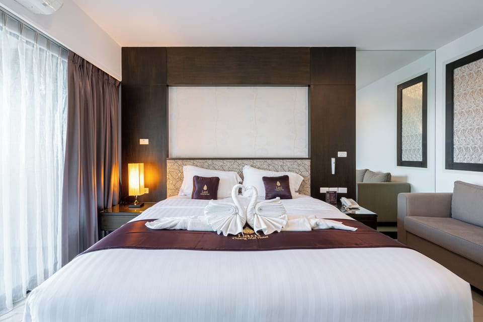 Deluxe Room | Minibar, in-room safe, desk, blackout drapes