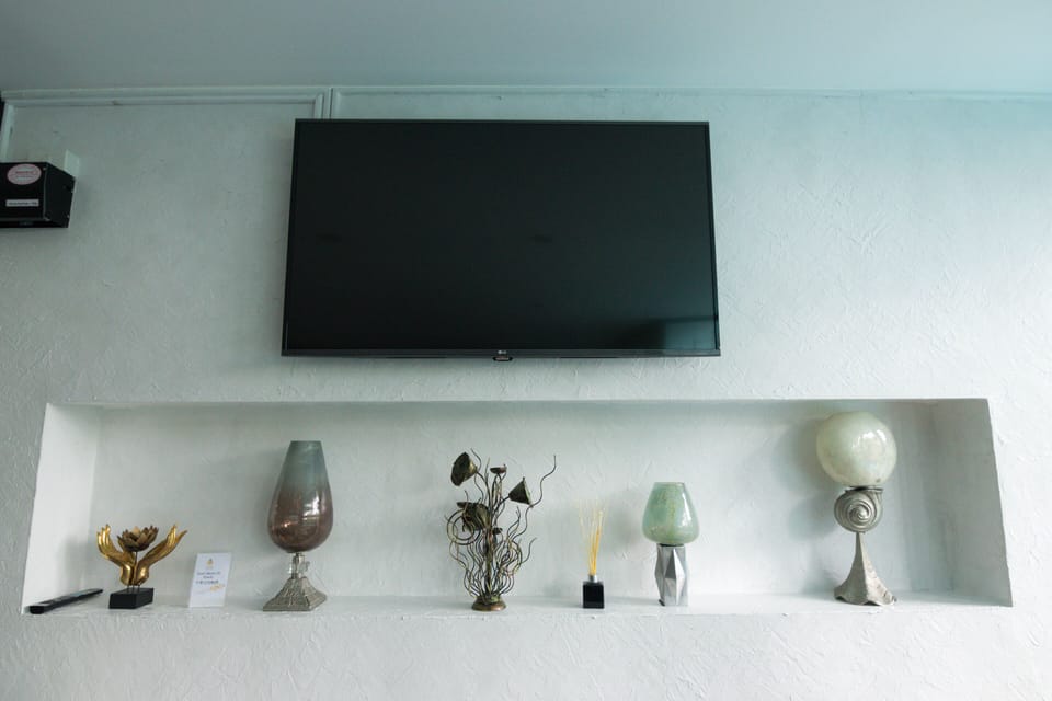 40-inch LED TV with cable channels, TV