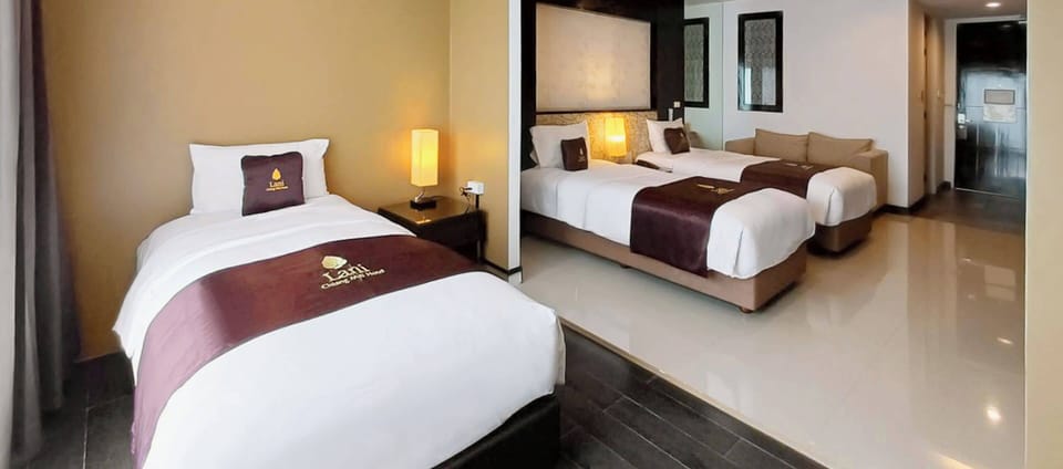 Grand Deluxe Room | Minibar, in-room safe, desk, blackout drapes