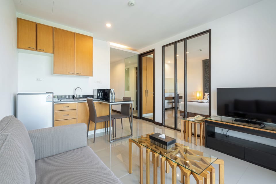 Lani Suite | Living area | 40-inch LED TV with cable channels, TV