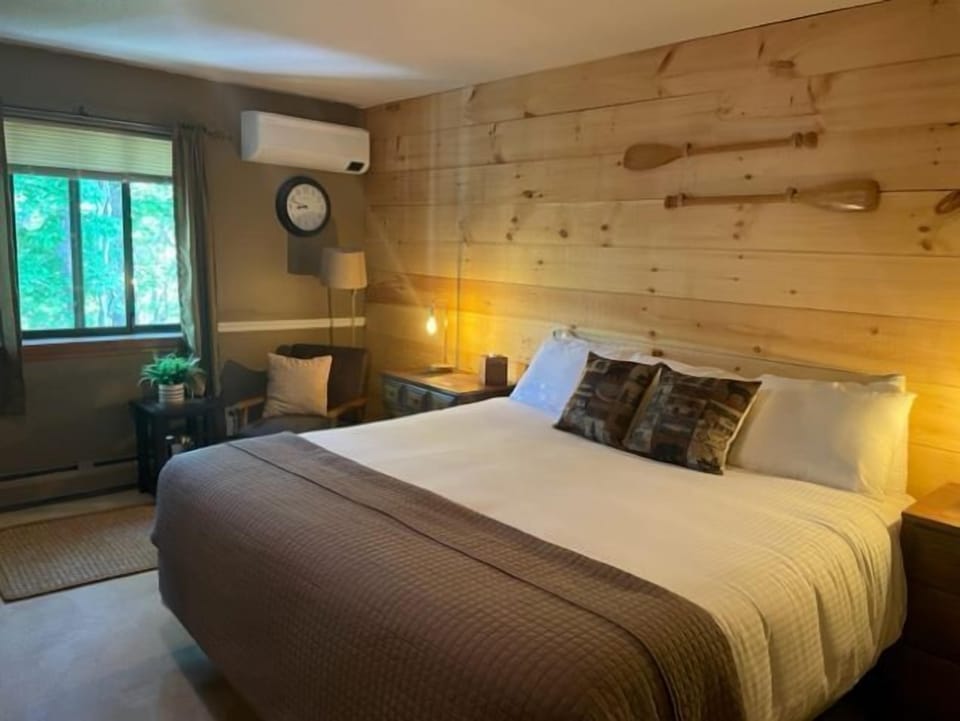 Deluxe Room, 1 King Bed, Fireplace, Jetted Tub (203) | Iron/ironing board, individually decorated, individually furnished